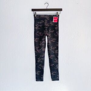 Spanx Look At Me Now Seamless Legging in Black Camo Size Medium